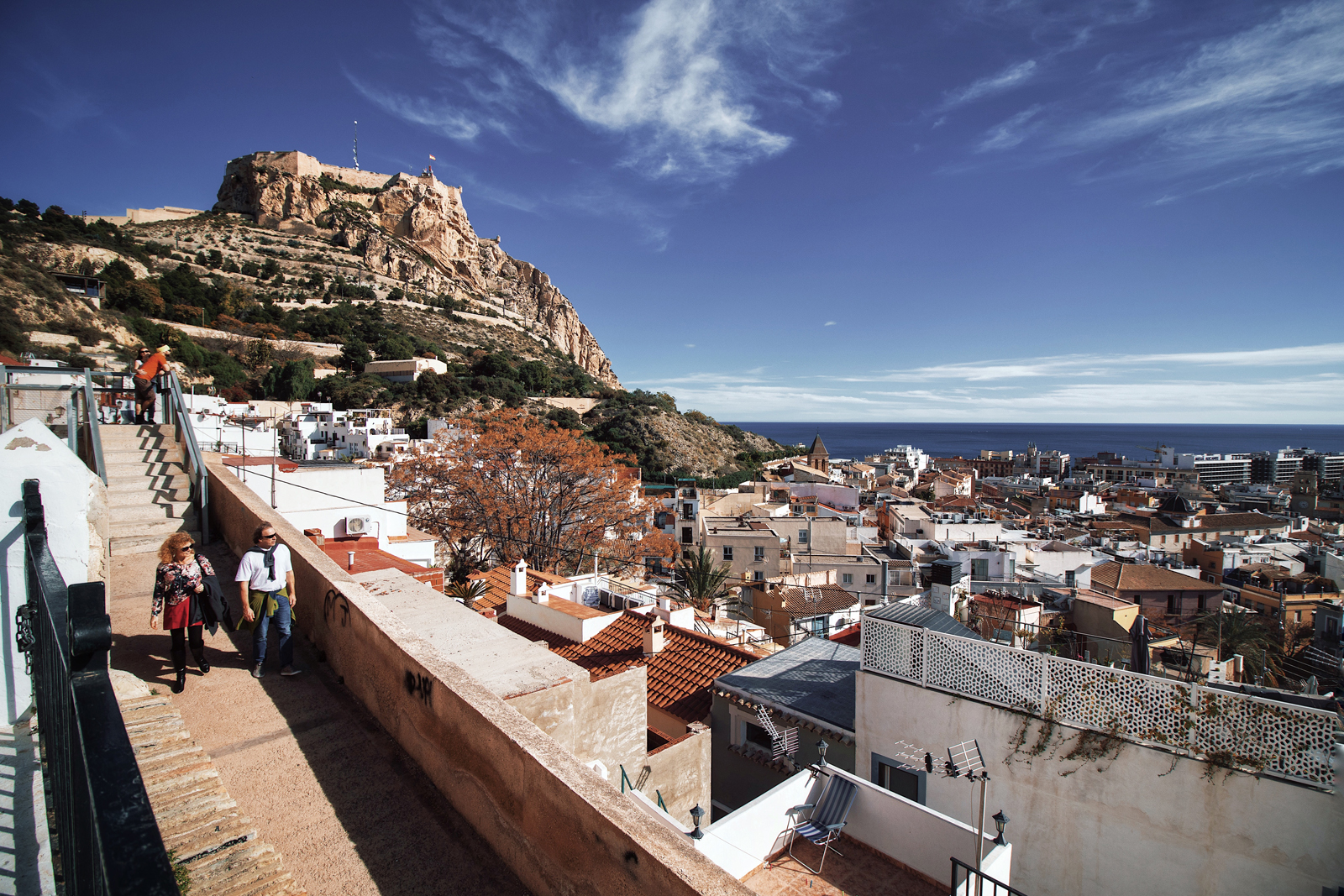Las vistas del Barrio de Santa Cruz, con las casitas, el mar y el Castillo de Santa Bárbara, es una de las cosas más lindas que hay que ver en Alicante.