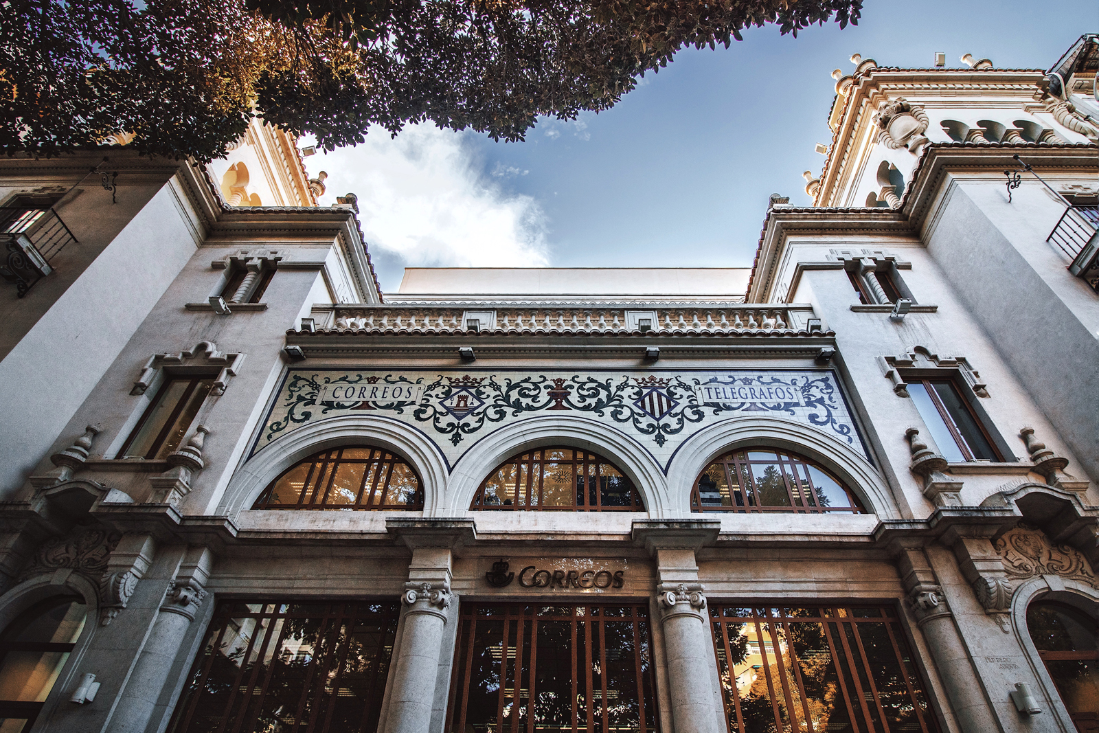 Los hermosos ficus y la antigua y recientemente restaurada sede de Correos y 
Telégrafos, hacen que la Plaza Gabriel Miró sea nuestra favorita de la ciudad. 