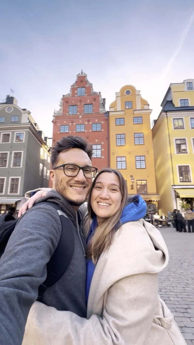 [MiniVlog: 5 días en Estocolmo 🇸🇪]

Viajamos porque nos hace bien. Porque en cada ciudad nueva sentimos que somos más nosotros.

Ya no viajamos de forma frenética, pensando que si no conocemos todo lo que dicen las guías de viaje nos estamos perdiendo algo. Viajamos mas lento y disfrutando otras cosas, por eso, Estocolmo nos abrazó de una forma especial.

Días de sol, cielos limpios y 18 grados que nos invitaron a caminar. Y caminamos mucho!
Caminamos por calles que parecen salidas de un cuento, por puentes, parques y esquinas tranquilas.

Ver cómo la gente disfruta cada rayo de sol, cómo se sienta en las plazas, cómo vive el momento… fue hermoso.

Y al día siguiente, la nieve nos sorprendió, y nos recordó que el frío también tiene su encanto.

Nos hicimos fans de la fika, ese momento tan sueco de frenar, tomar un café, mirar alrededor y simplemente estar. Y sí… comimos muchísimos cinnamon buns, porque así se vive mejor.

Este video es eso: una postal de cómo nos sentimos cuando viajamos: felices, libres, vivos. 
Juntos, descubriendo el mundo.

———
🔺¡Unite a nuestro canal de YOUTUBE! 🔺

☝🏻LINK EN BIO☝🏻
———
#VaniMatienEspaña
#VaniMatideViaje 🇪🇸🇦🇷
#EmigradosViajeros
———
.
.
.
.
.
.
#estocolmo
#suecia
#stockholm
#sweden
#enjoysweden
#gamlastan
#swedishmoments
#visitsweden
#fika
#visitatockholm
#expatriados
#argentinosporelmundo
#viajesporelmundo
#inmigranteseneuropa

@sweden
@visitsweden
@visitstockholm