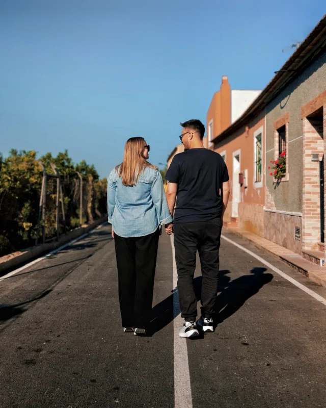 [No buscamos trabajo en España 🇪🇸]

Cambiar de país no solo implica dejar una casa atrás, sino también muchas veces dejar una profesión y una identidad. 

A nosotros se nos fue abriendo un camino que nunca habíamos imaginado: crear nuestro propio trabajo siendo nosotros mismos.

En este vlog compartimos ese proceso íntimo de reconstrucción personal y laboral, sin fórmulas mágicas pero con mucha honestidad.

Y como el miedo más grande es cruzar el charco, una vez que lo hacés, lo demás ya no asusta tanto.

Ojalá este video los acompañe si también están en un momento de cambio.

🔗 Link al video completo en la bio.

———
🔺¡Unite a nuestro canal de YOUTUBE! 🔺

☝🏻LINK EN BIO☝🏻
———
#VaniMatienEspaña
#VaniMatideViaje 🇪🇸🇦🇷
#EmigradosViajeros
———
.
.
.
.
.
.

#alicante
#vivirenalicante
#argentinosenalicante
#extranjerosenespaña
#vivirenespaña
#expatriados
#emigraraespaña
#argentinosenespaña
#argentinosporelmundo
#viajesporelmundo
#ComunitatValenciana
#alicantespain